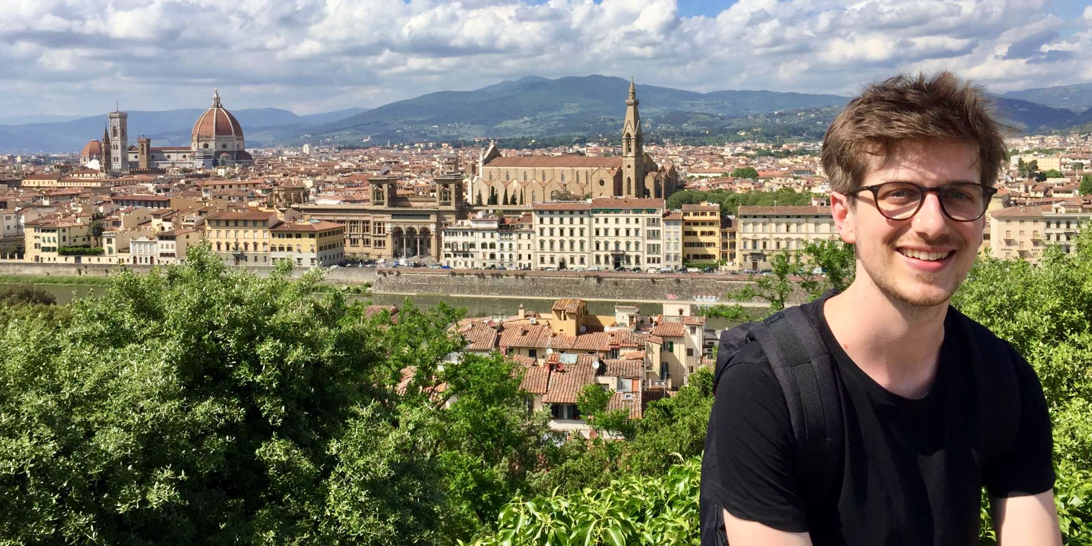 Foto von Timo Clasen auf dem Piazzale Michelangelo mit Florenz im Hintergrund.